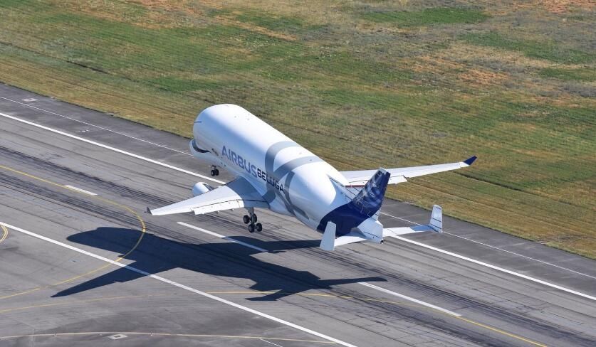 空客超級大白鯨運輸機騰空而起   開始首次試飛